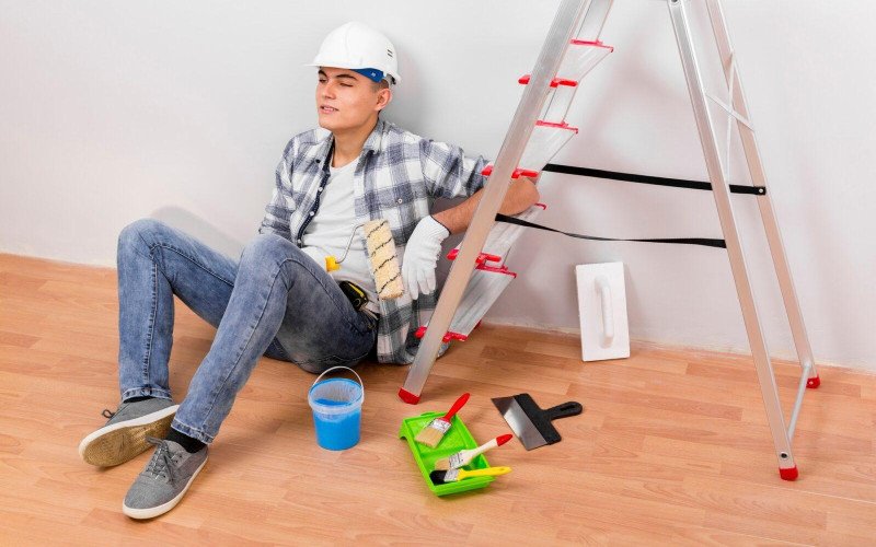 eleve-angle-jeune-prendre-coupure_23-2148384545