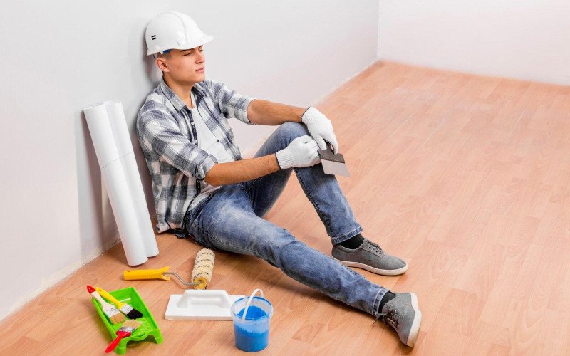 jeune-prendre-coupure-quoique-seance-plancher_23-2148384548