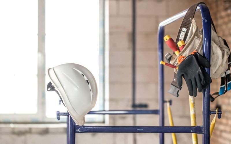 outil-construction-travail-accessoires-du-constructeur-concept-renovation-maison-maison_169016-5872
